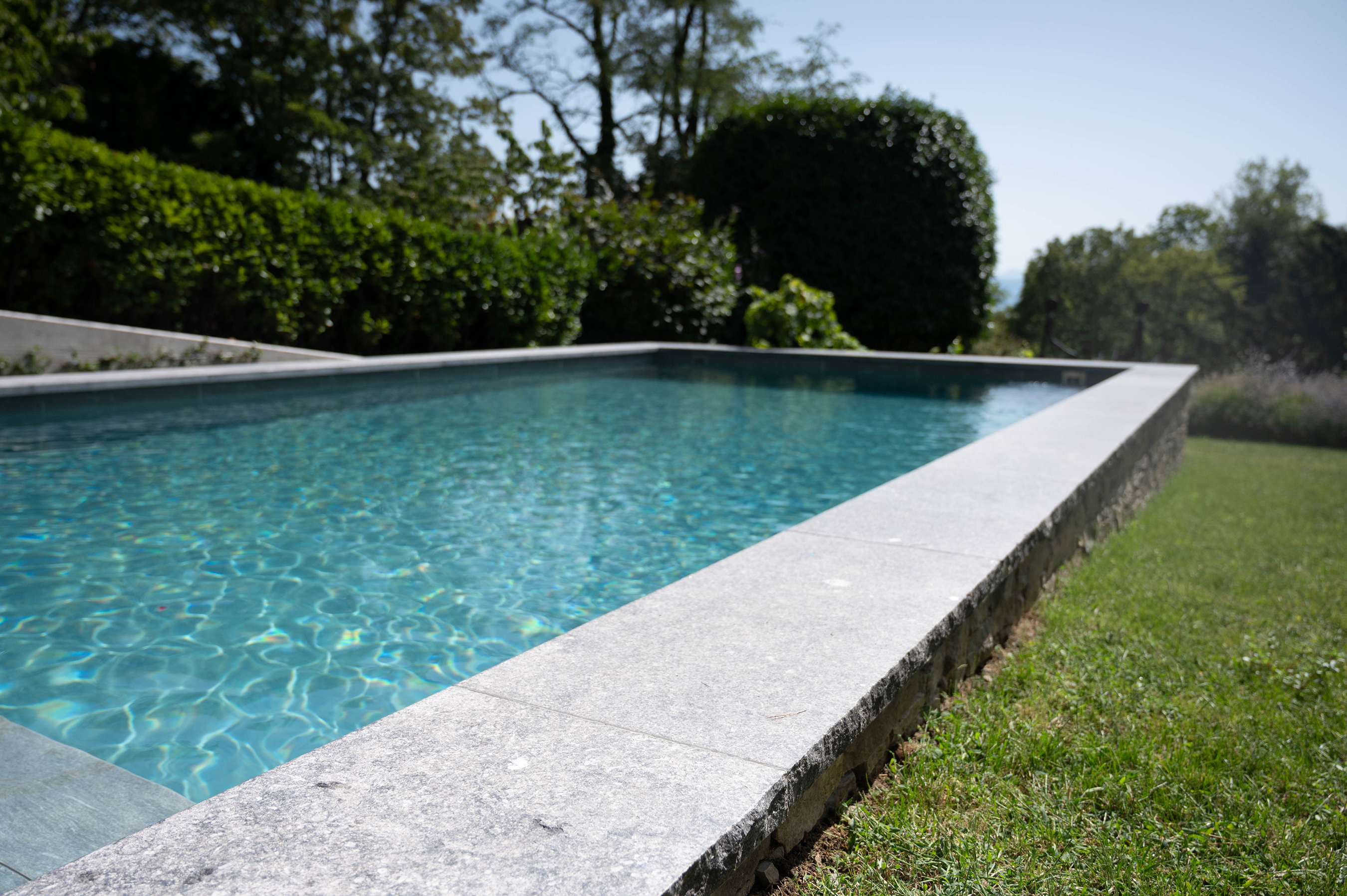 bordures-bassin-piscine-pierre-naturelle-marches-exterieures-jardin-suisse.jpg