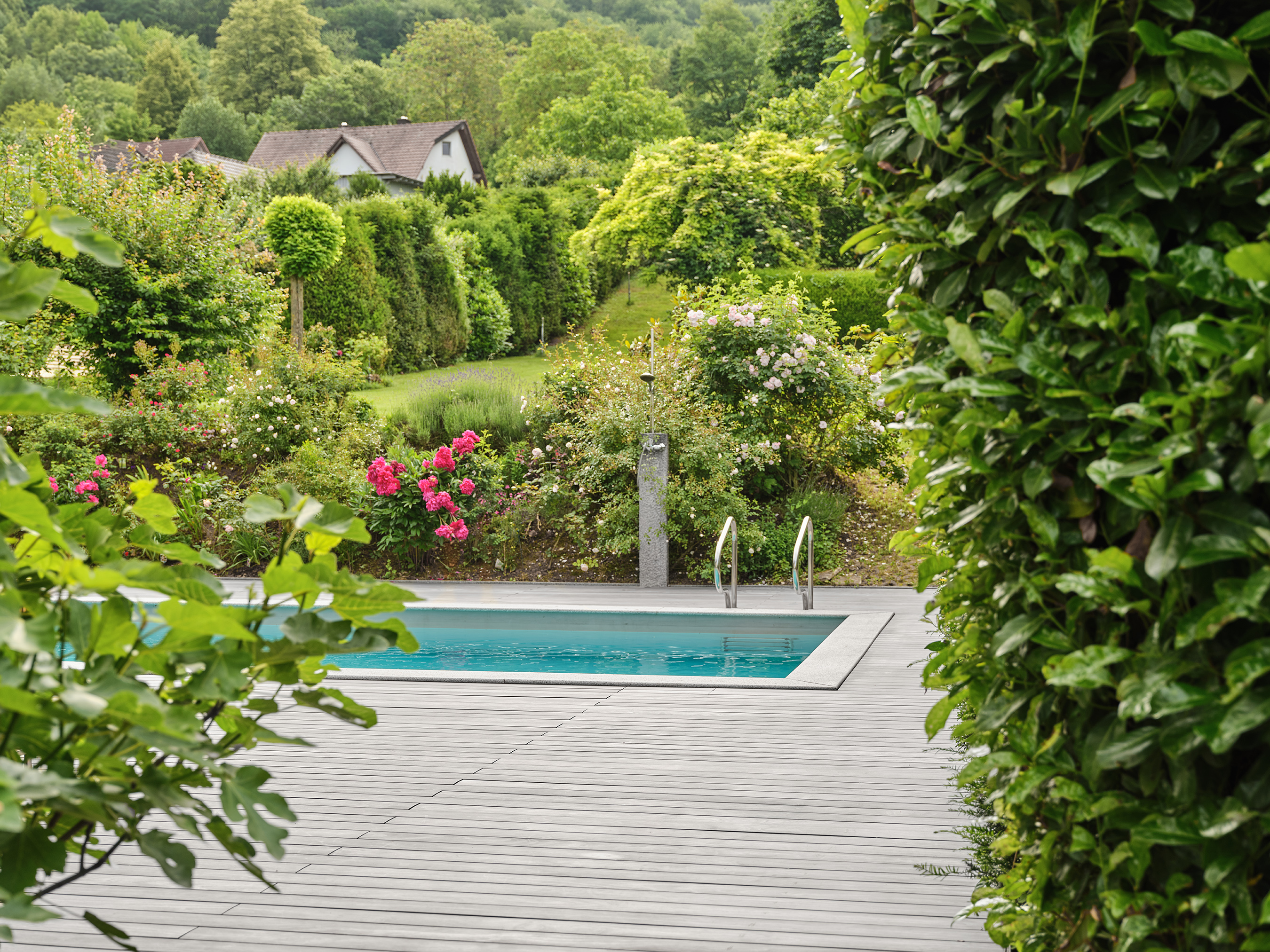 amenagement-exterieur-jardin-terrasse-bois-piscine-bien-etre-suisse.jpg