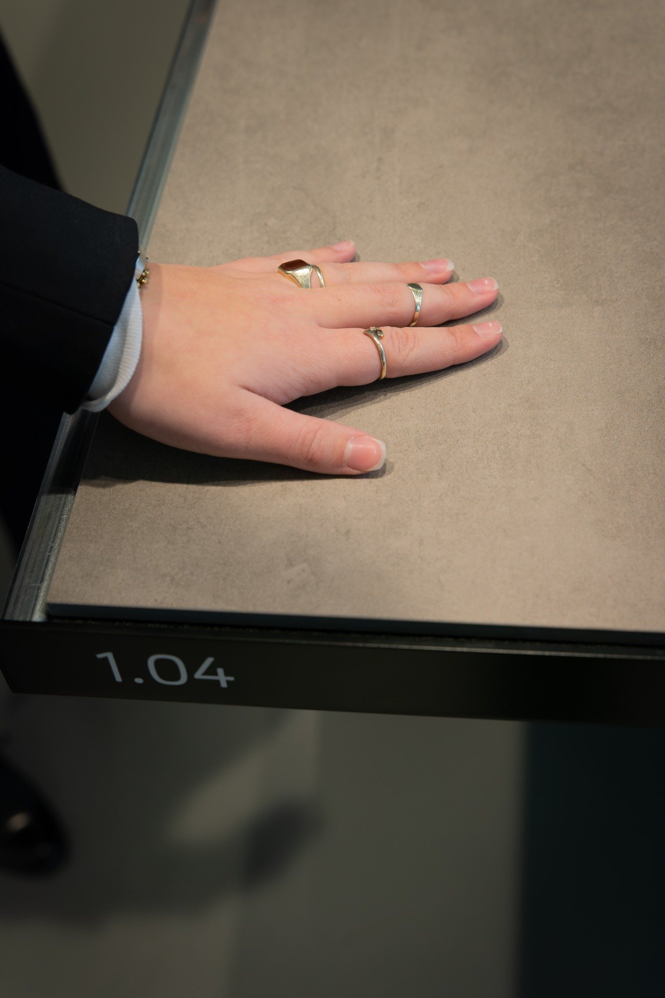 keramik-oberflaeche-detail-hand.jpg