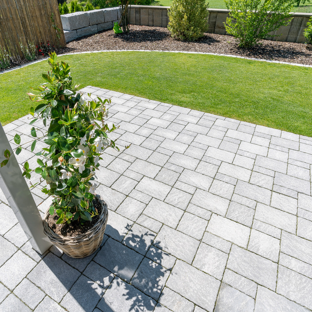 paves-exterieur-terrasse-jardin-allee-beton-gris-suisse.jpg