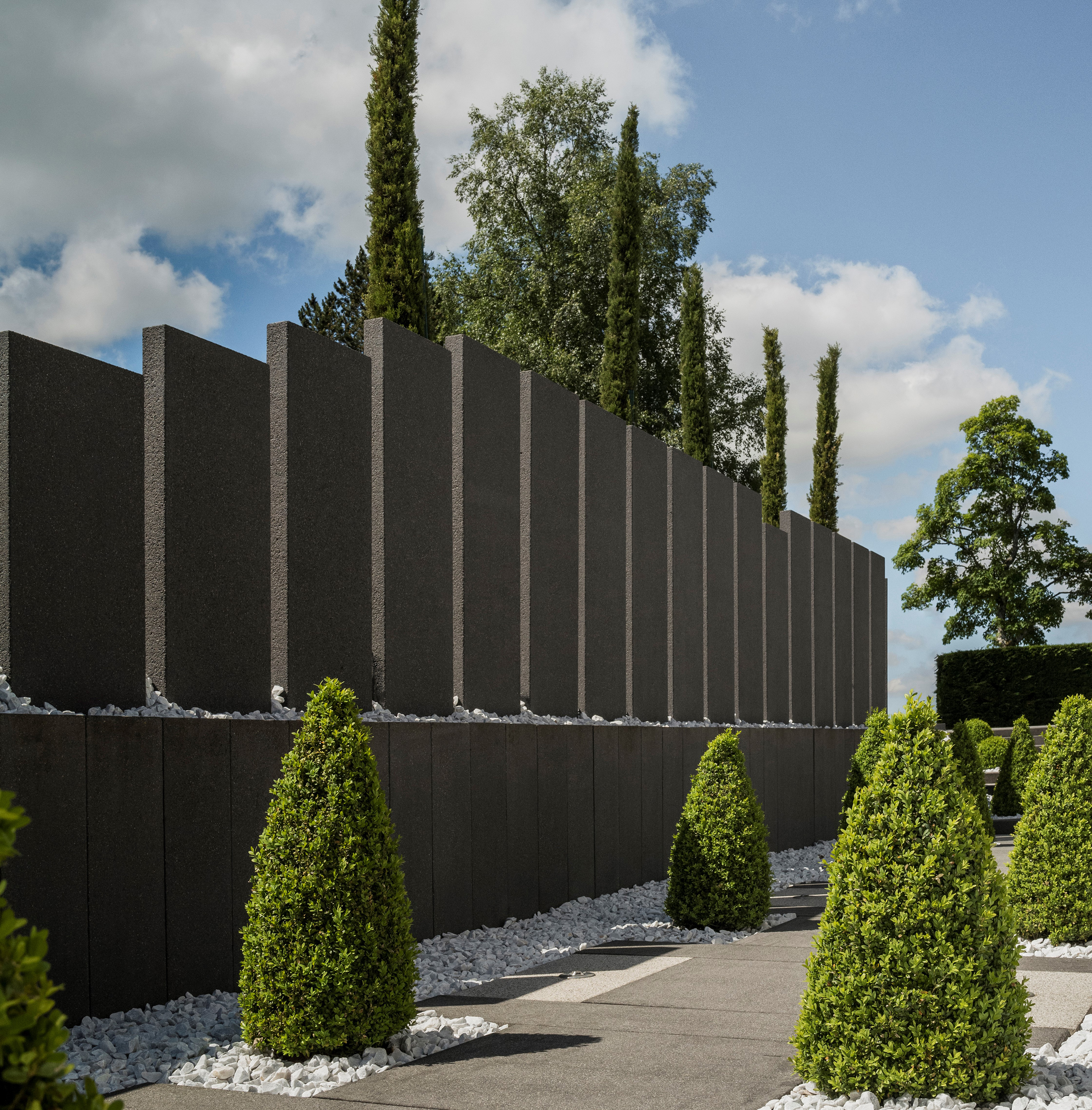 palissade-beton-pierre-cloture-jardin-brise-vue-exterieur-moderne-suisse.jpg